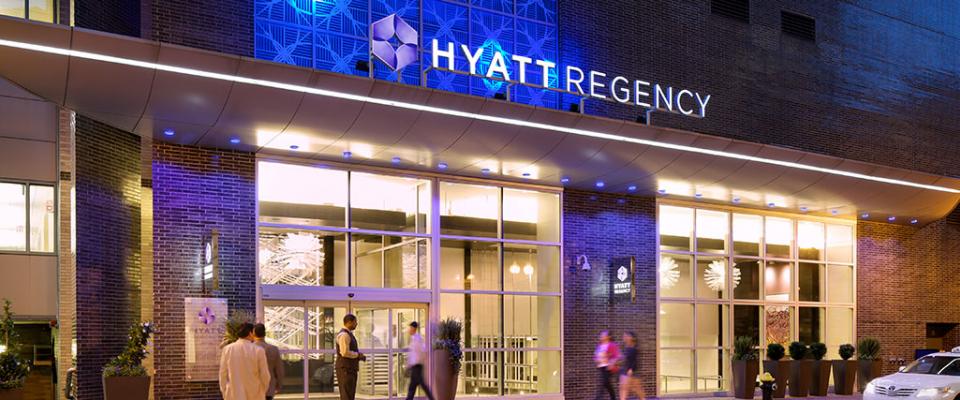 Hyatt-Regency-Boston-Entrance-People-1280x427.jpg